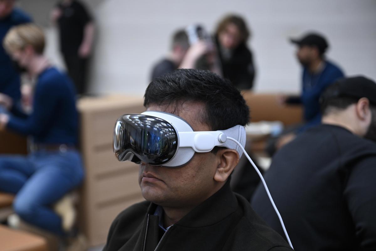 Tesla Owners Warned Against Using Apple's VR Headset While Driving