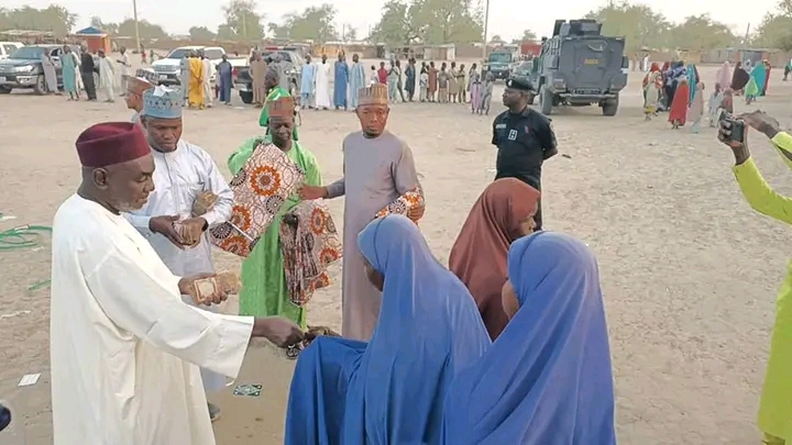 Zulum provides food, cash, and wrappers to 6,500 Marte households as palliatives