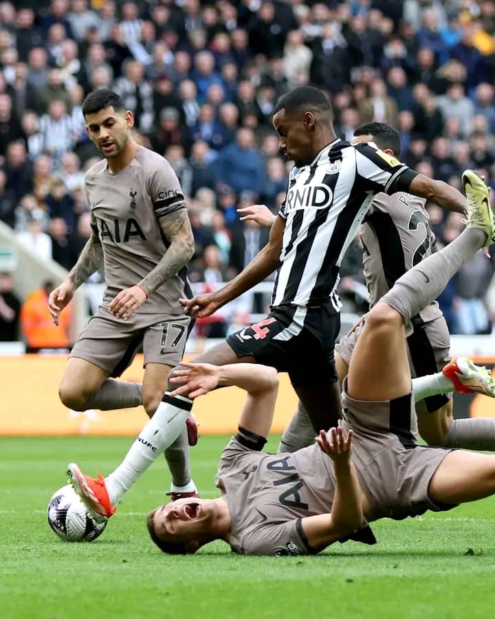 Newcastle Humiliates Tottenham at the St. James Park