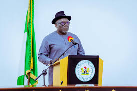 Delta Gov tasks Ewu-Urhobo monarch on unity of his subjects