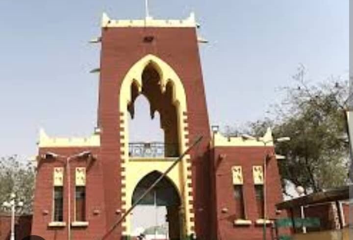 The Decay of Tradition: Politicizing the Kano Emirate