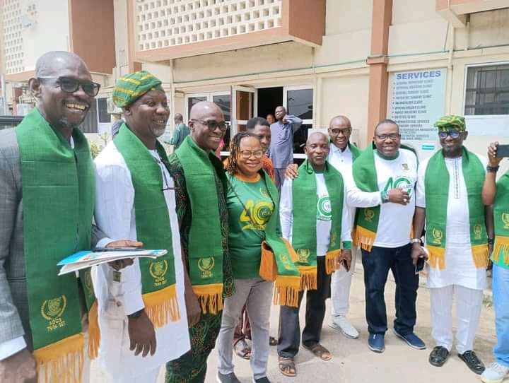 Ansar-Ud-Deen Grammar School Old Students Donate Essential Items To Lagos Hospital 