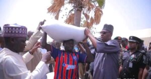 Governor Zulum distributes FG-donated grains to 10,000 People in Pulka, Gwoza