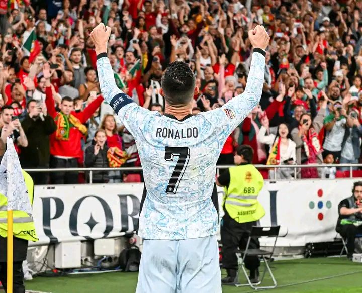 Real Madrid celebrates Ronaldo following his 900 career goals
