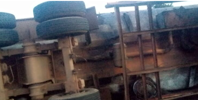 Cross River Residents Scoop Fuel from a Toppled Tanker (VIDEO)