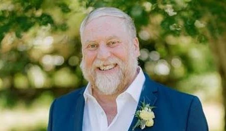 Canadian Theatre Icon Julian Arnold Passes Away at 60 During Stage Performance