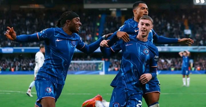 Chelsea Manchester United win big to close the gap on Liverpool