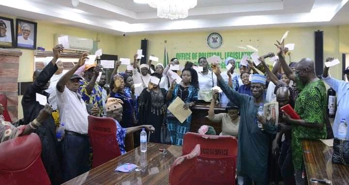 Another 450 Lagosians Receive Cheques From 