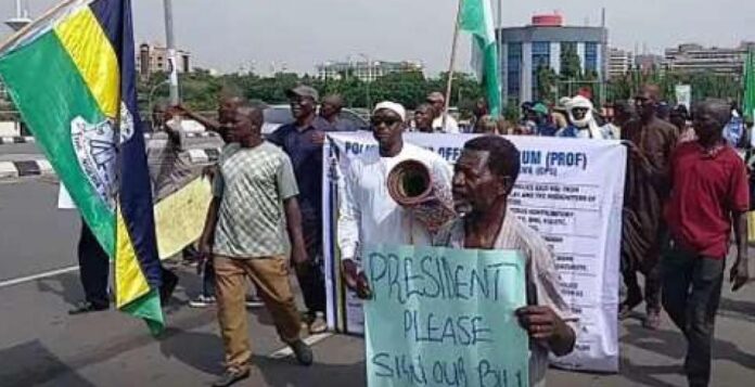 Retired Police Officers Block Presidential Villa Gate, Demand Exit from Contributory Pension Scheme